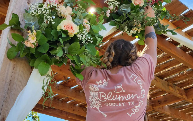 Mujer de pie y decorando para la boda.